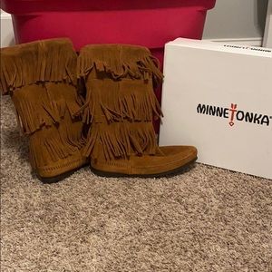 NIB Minnetonka 3 Layer Fringe Boots Sz 8